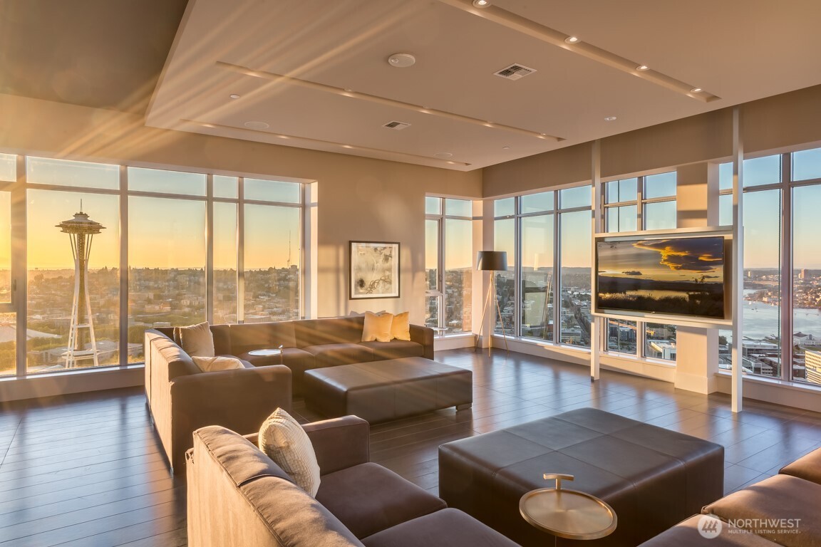 583 Battery Street Unit: 2208N