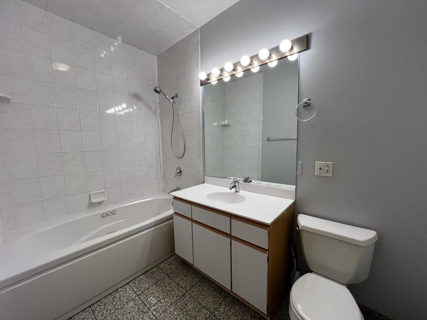 3205 N Leavitt Street Unit: 2