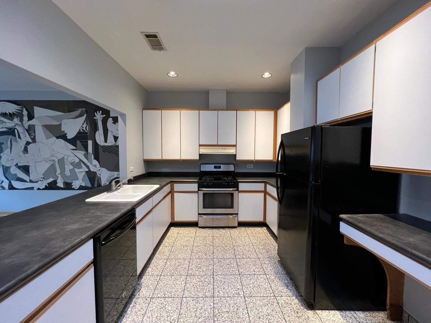 3205 N Leavitt Street Unit: 2