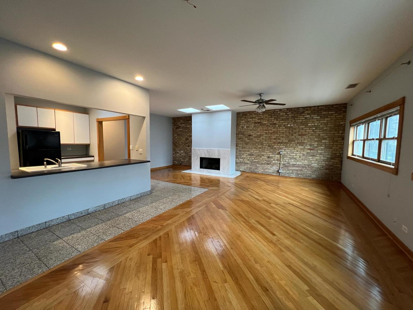 3205 N Leavitt Street Unit: 2