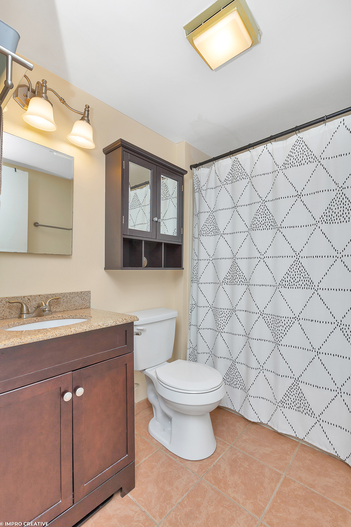 1779 W Algonquin Road Unit: 1B