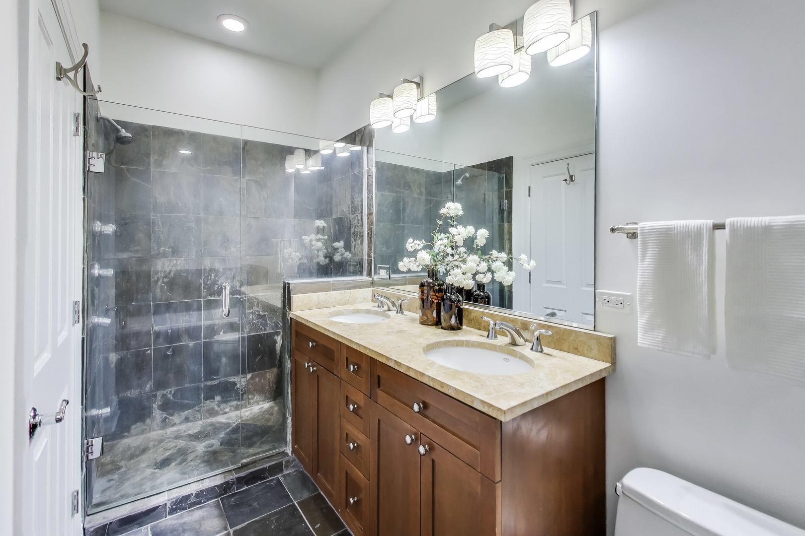 1527 N MOHAWK Street Unit: 3