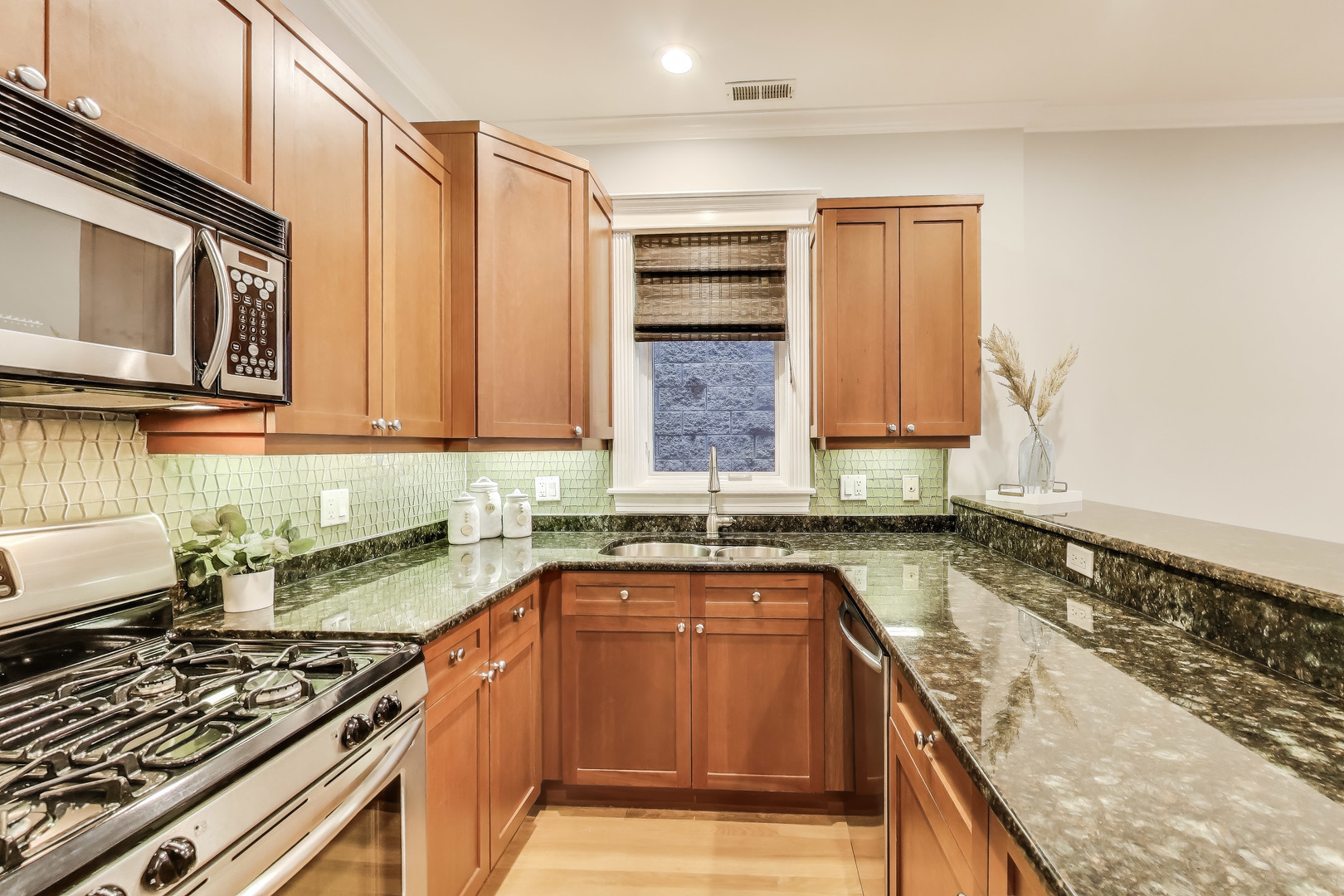 1527 N MOHAWK Street Unit: 3