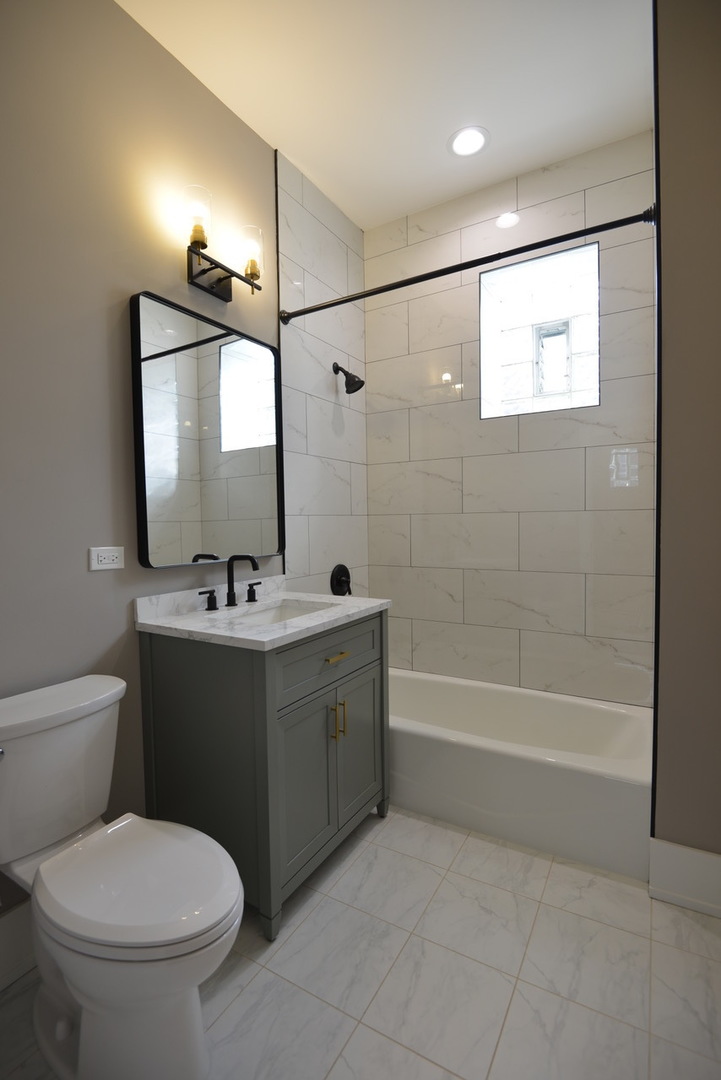 4113 N Damen Avenue Unit: 2F