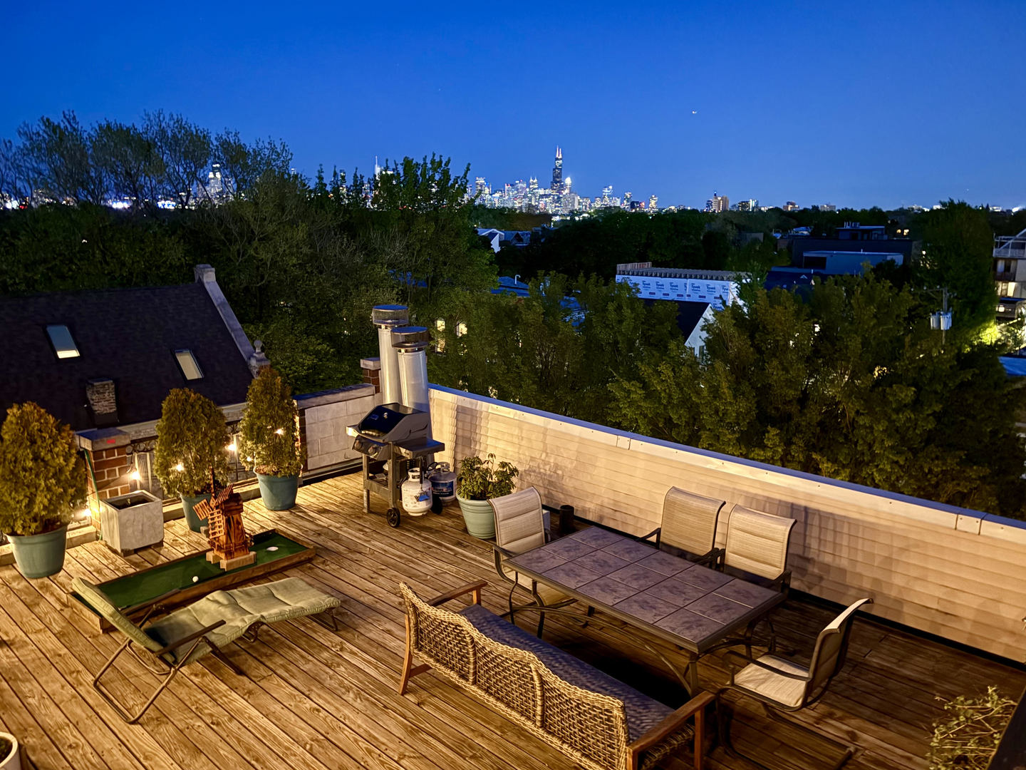 2207 N Western Avenue Unit: 2C