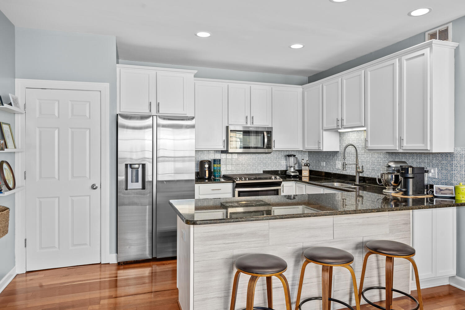 2207 N Western Avenue Unit: 2C