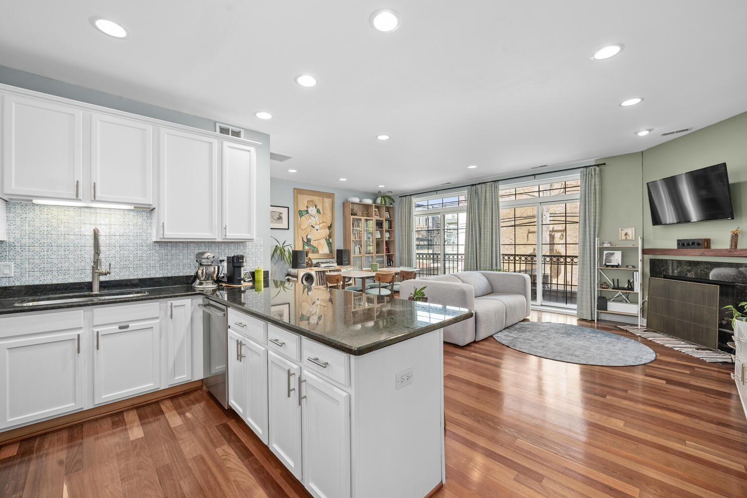 2207 N Western Avenue Unit: 2C