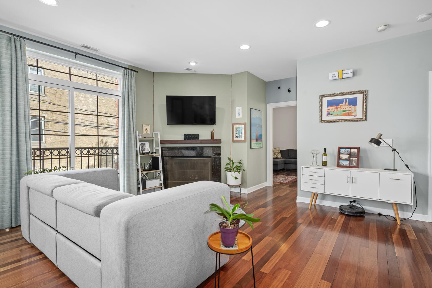 2207 N Western Avenue Unit: 2C