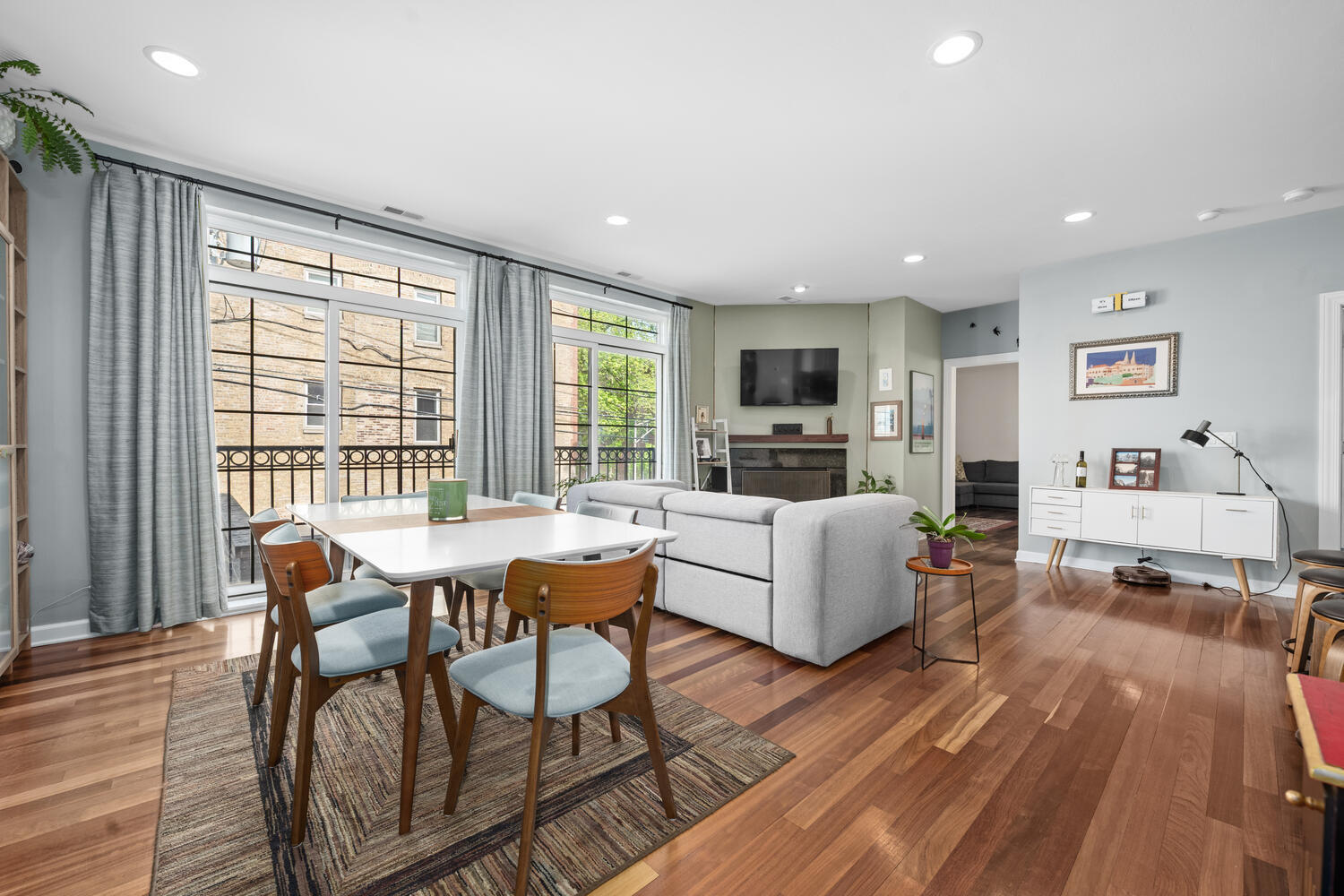 2207 N Western Avenue Unit: 2C