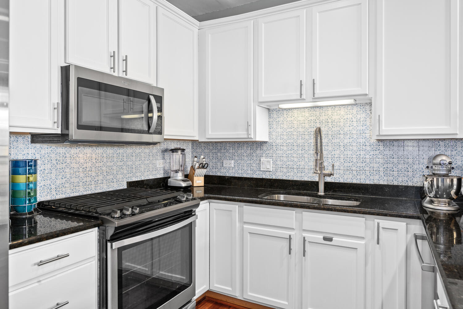 2207 N Western Avenue Unit: 2C