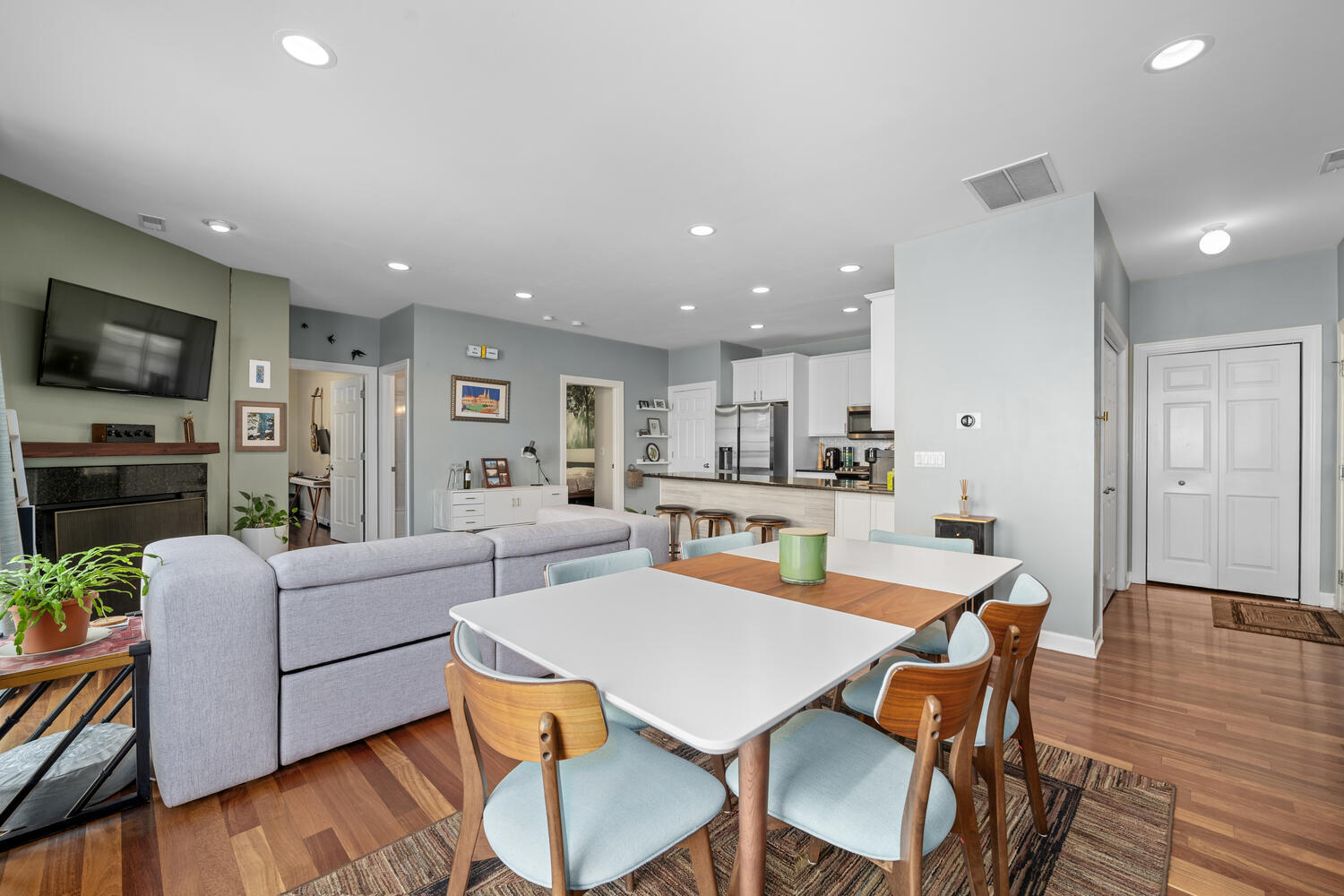 2207 N Western Avenue Unit: 2C