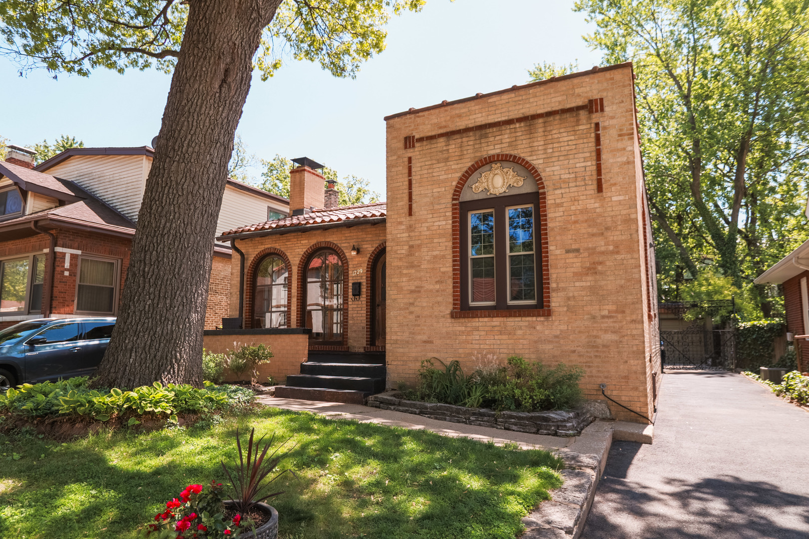 1729 W Beverly Glen Parkway