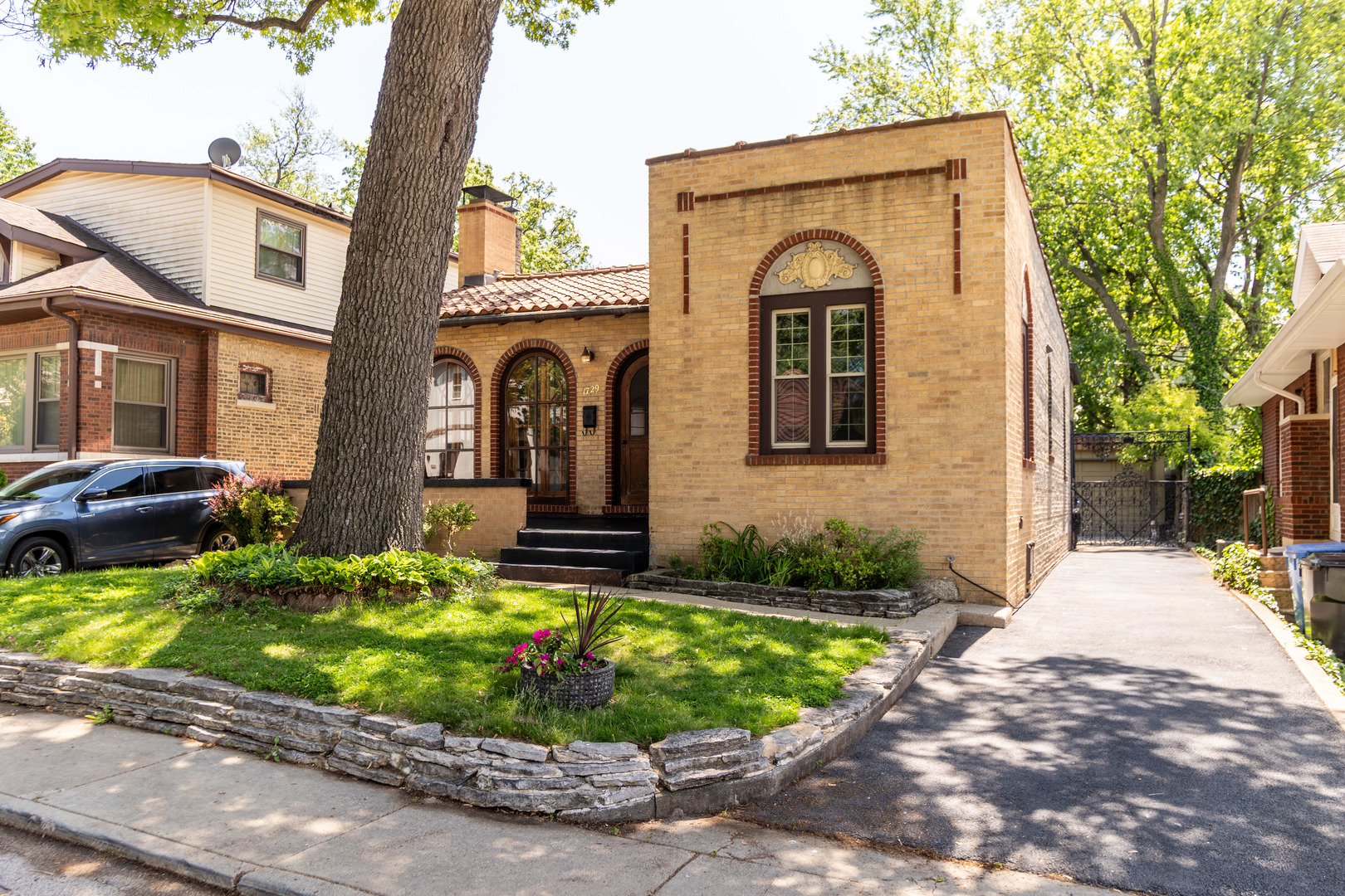 1729 W Beverly Glen Parkway