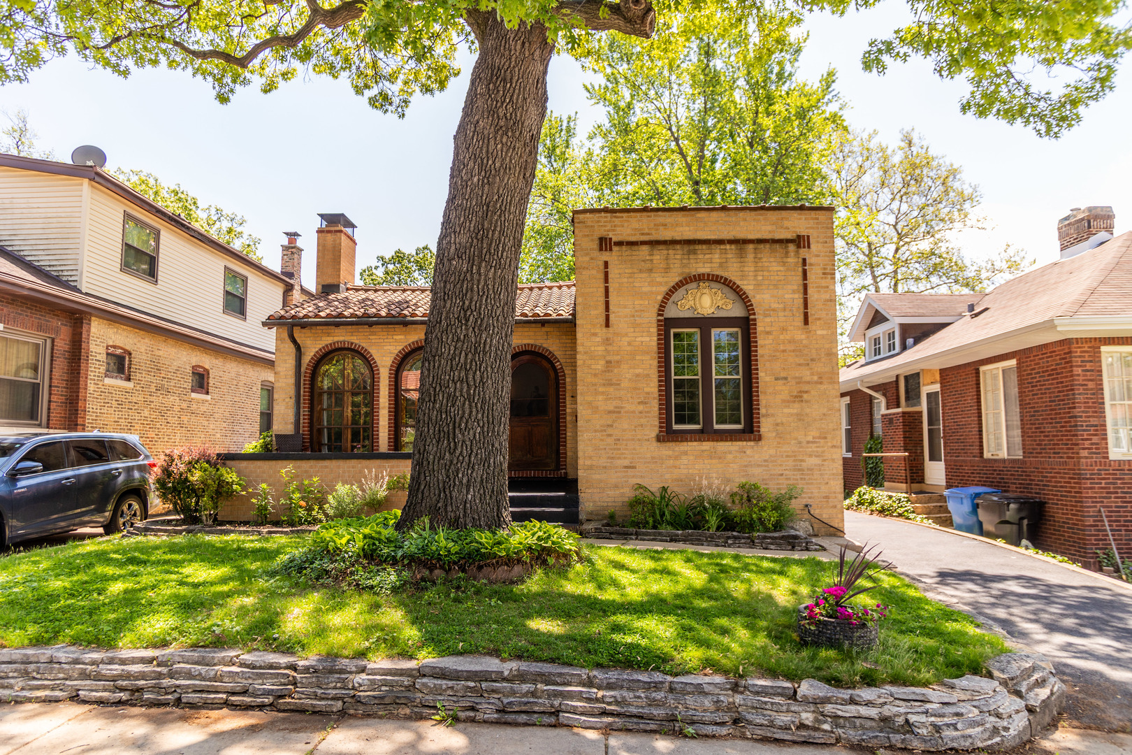 1729 W Beverly Glen Parkway