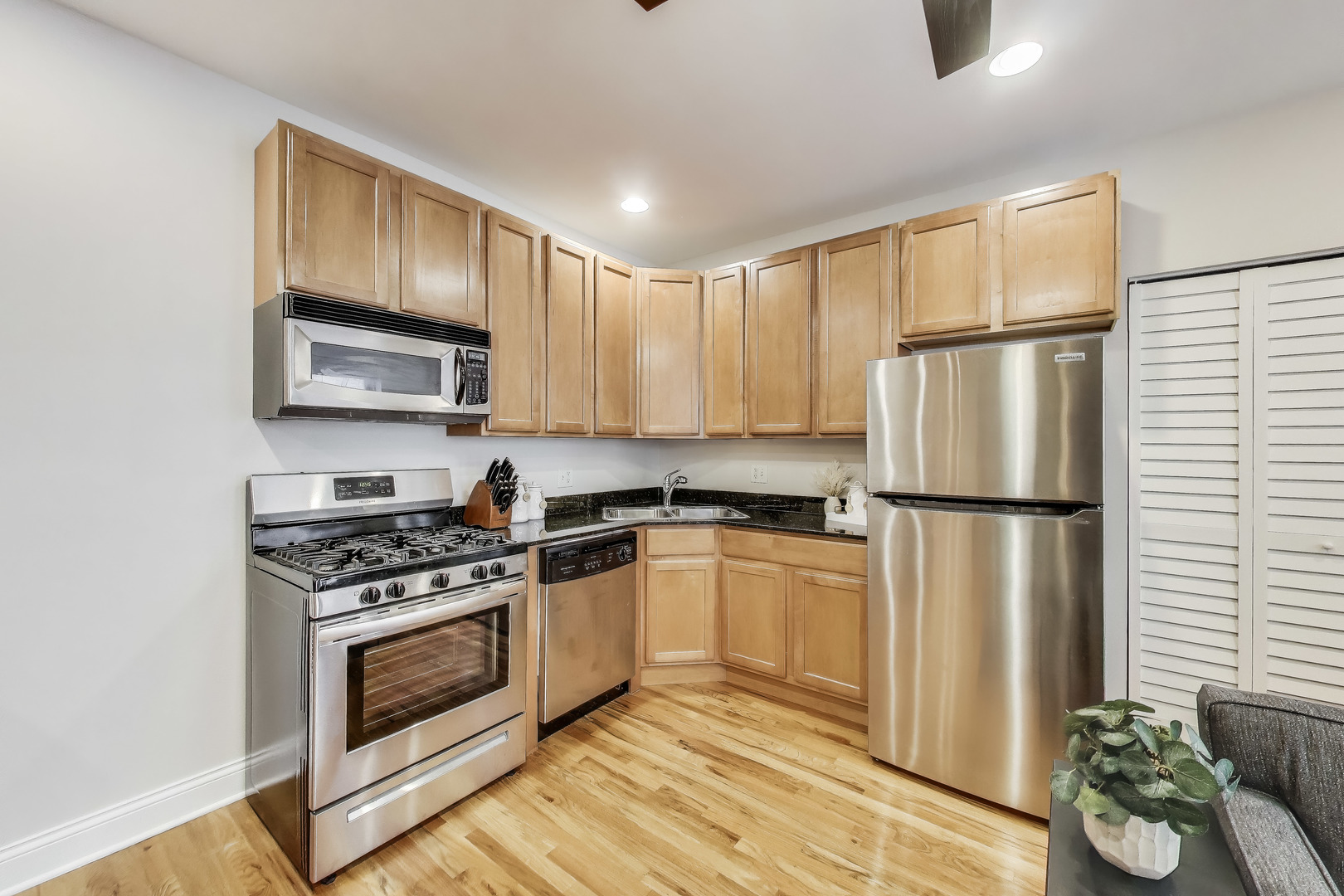 6812 N Wayne Avenue Unit: 2E