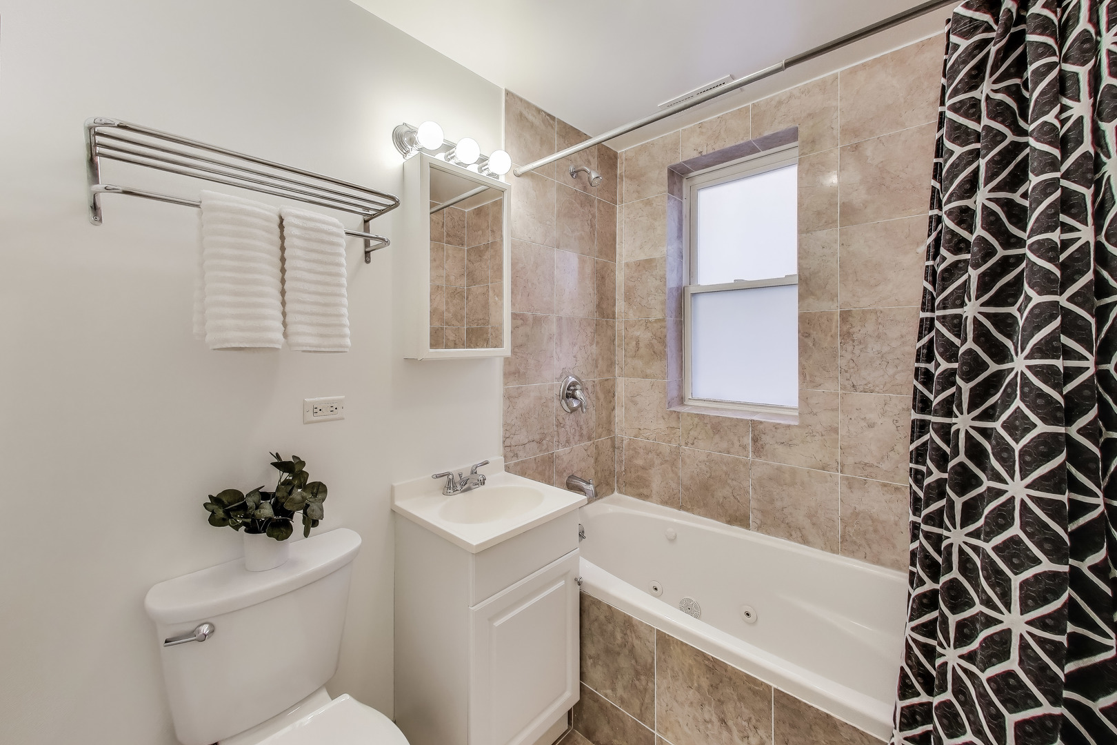 6812 N Wayne Avenue Unit: 2E