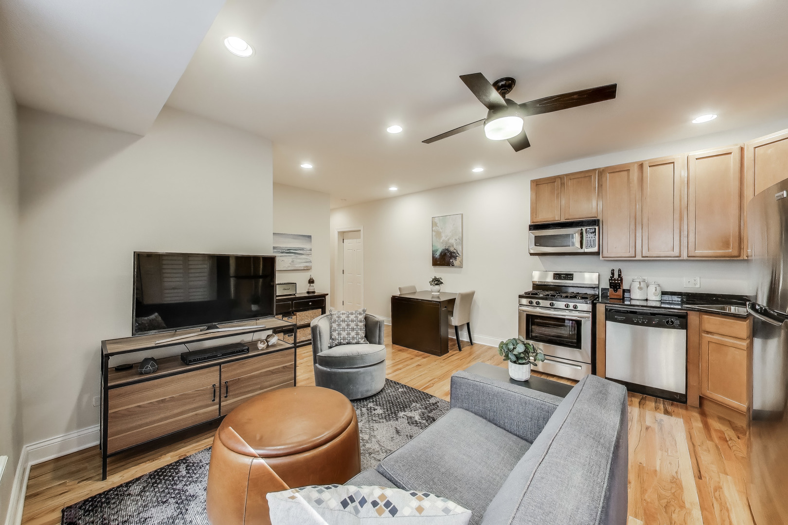 6812 N Wayne Avenue Unit: 2E