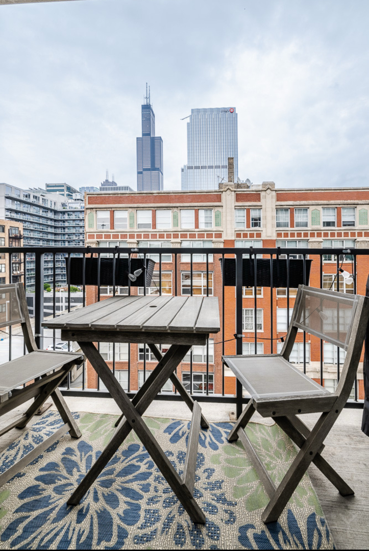 700 W Van Buren Street Unit: 801