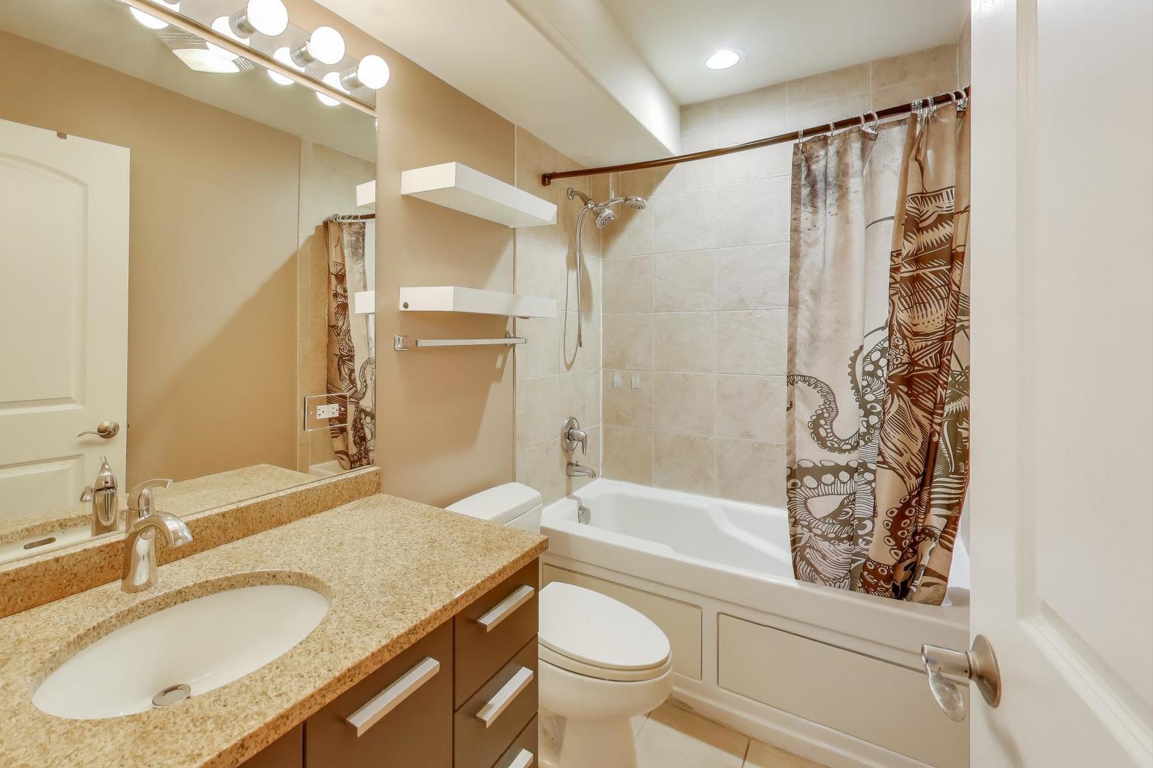 6710 N OLIPHANT Avenue Unit: G