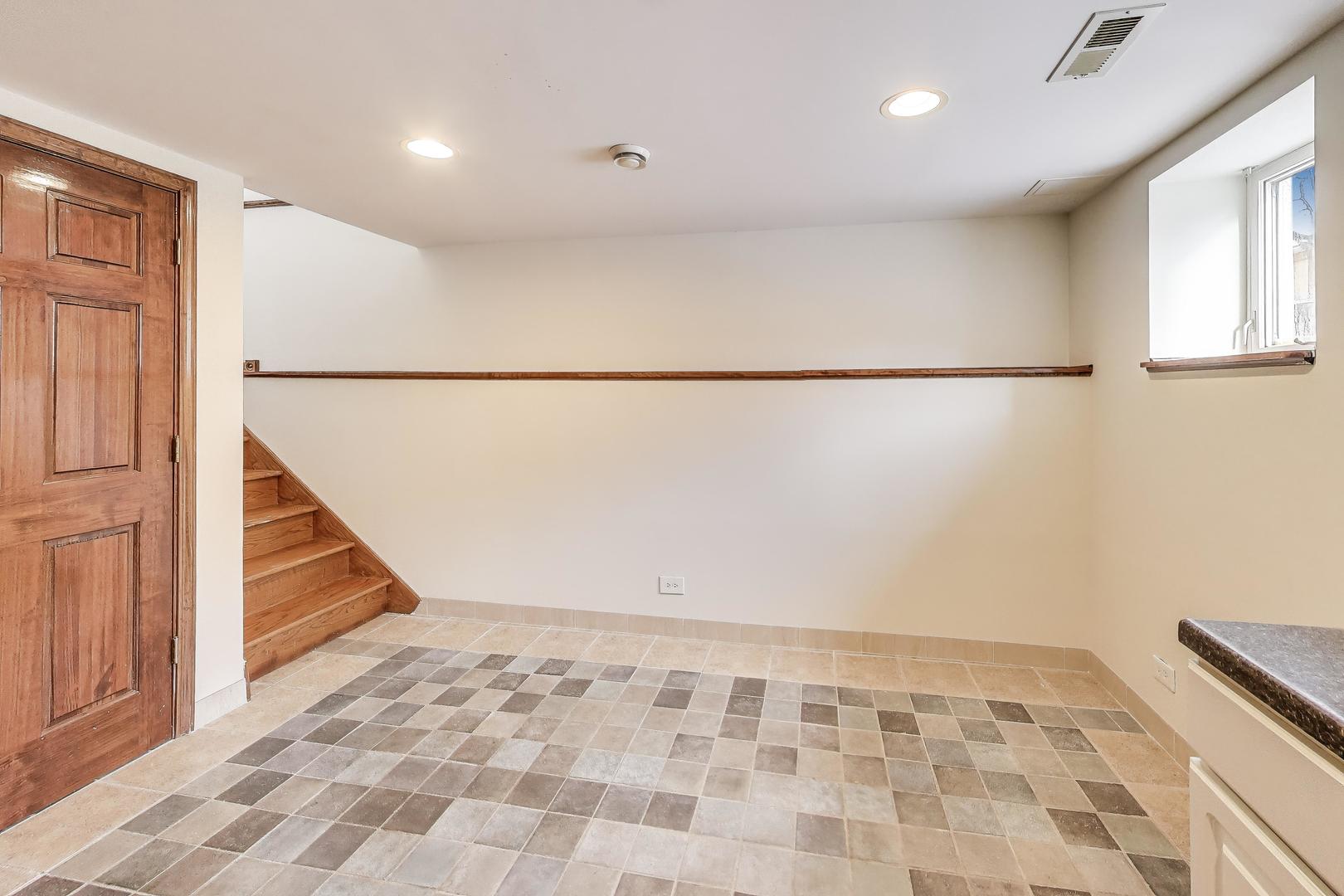 6107 N Nassau Avenue