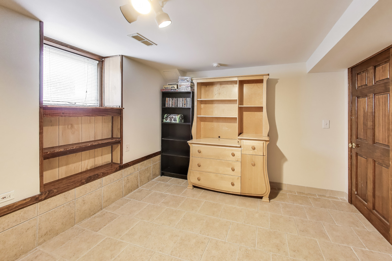 6107 N Nassau Avenue