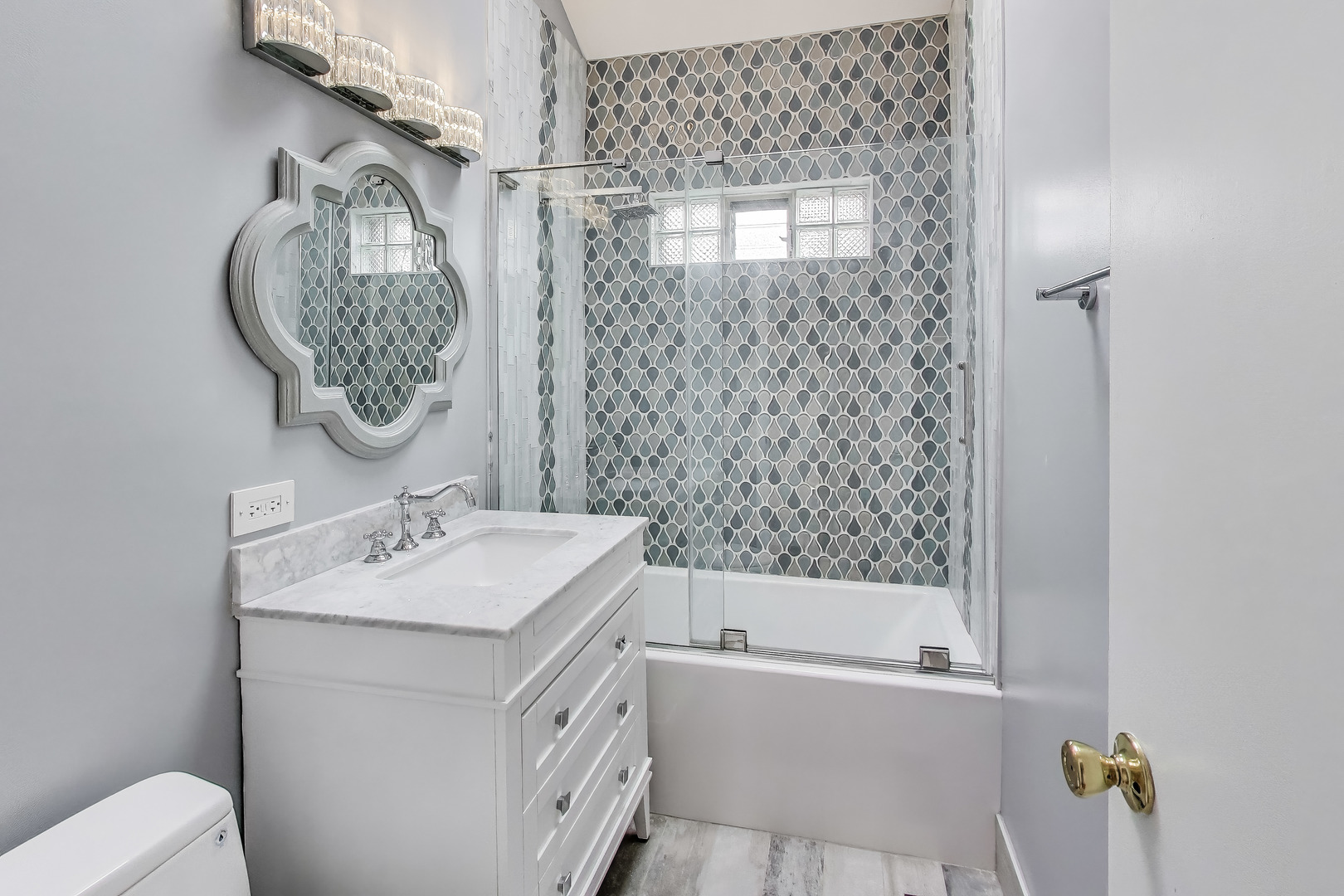 6107 N Nassau Avenue