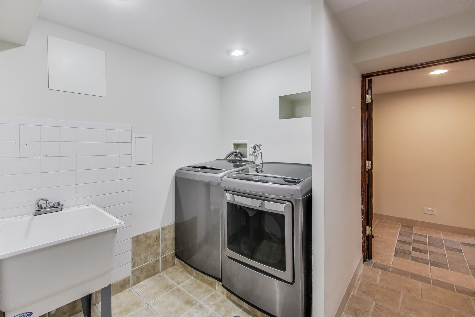 6107 N Nassau Avenue