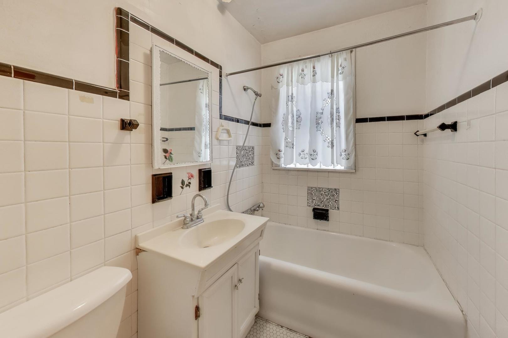 6120 W Newport Avenue