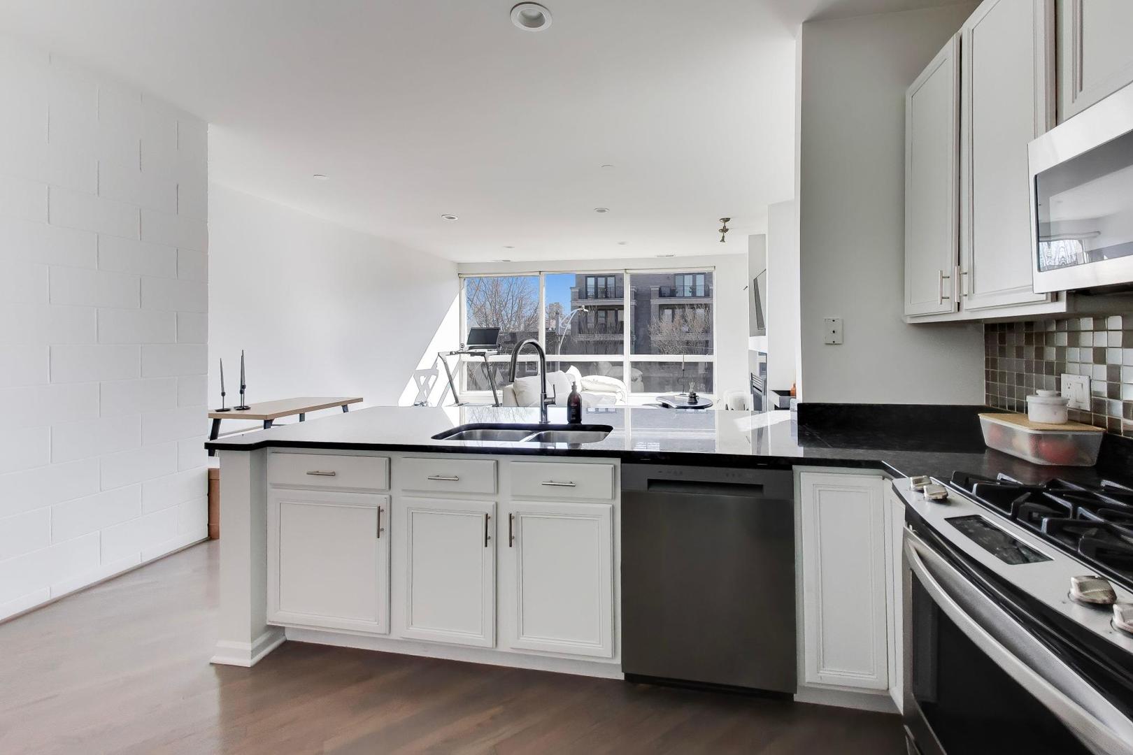 3718 N Ashland Avenue Unit: 302