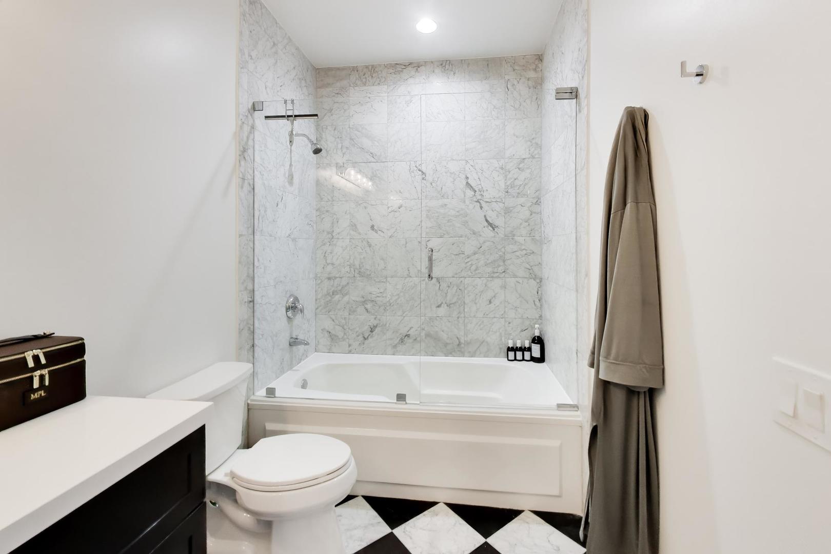 3718 N Ashland Avenue Unit: 302