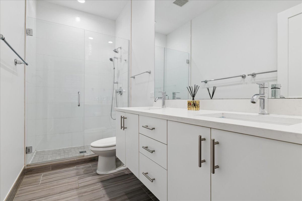 1841 N California Avenue Unit: 2A
