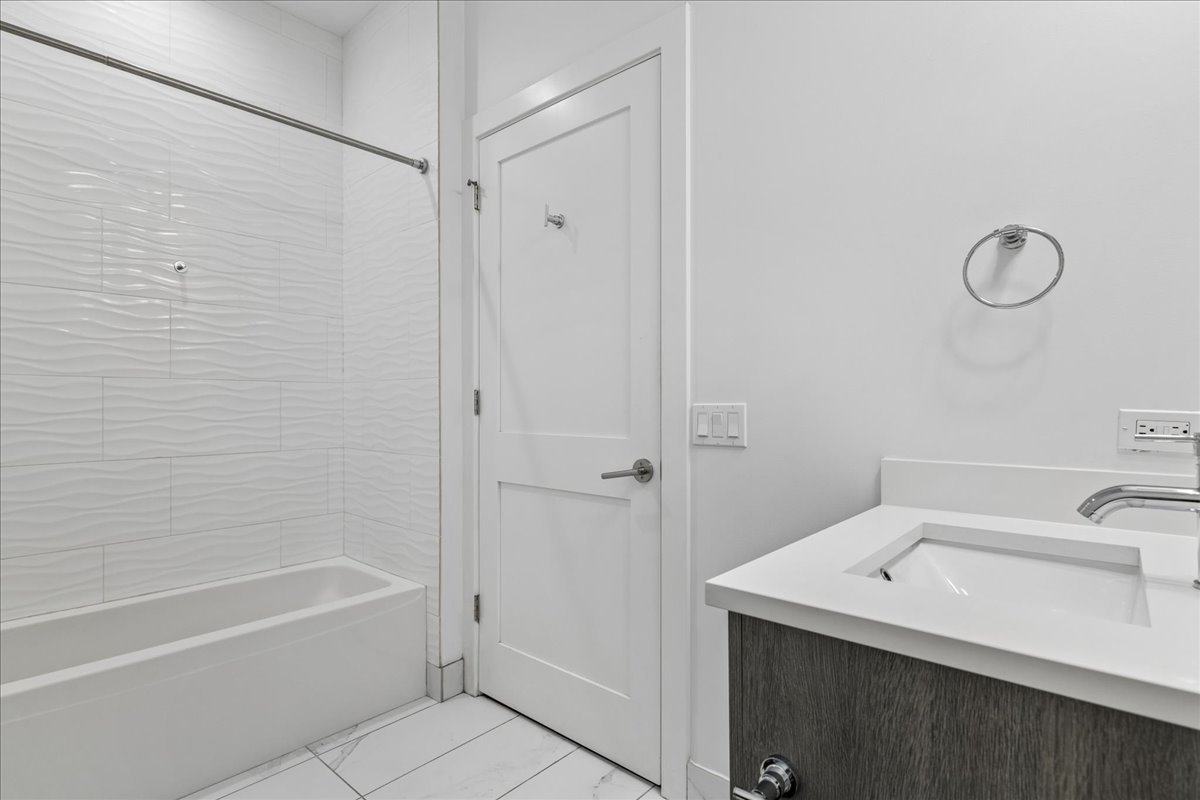 1841 N California Avenue Unit: 2A