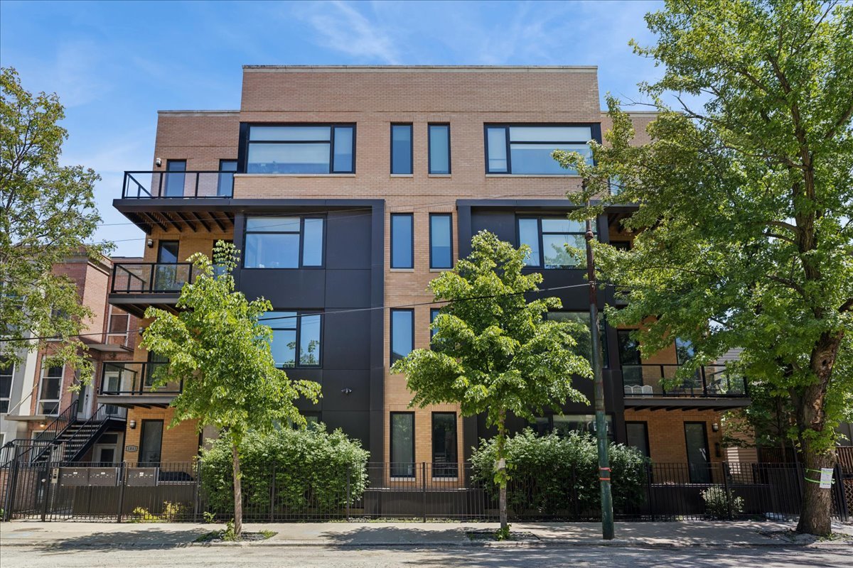 1841 N California Avenue Unit: 2A