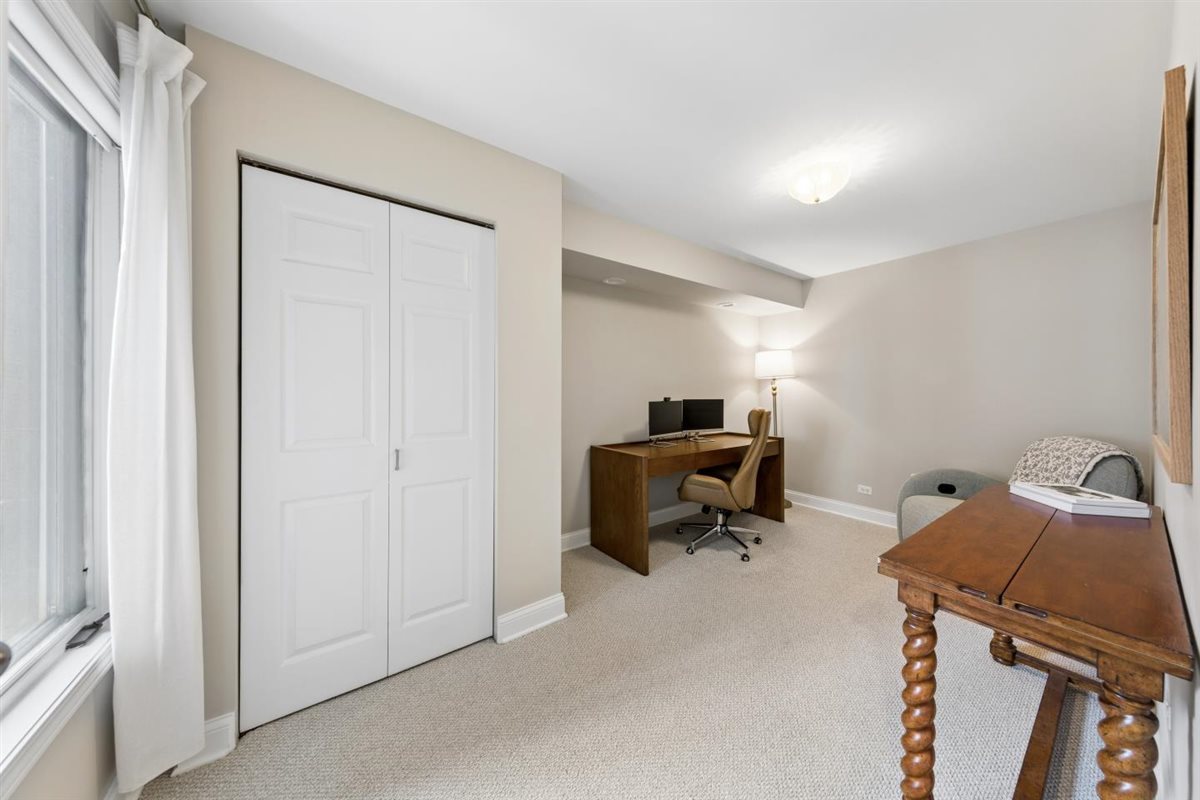 2555 N Southport Avenue Unit: 3
