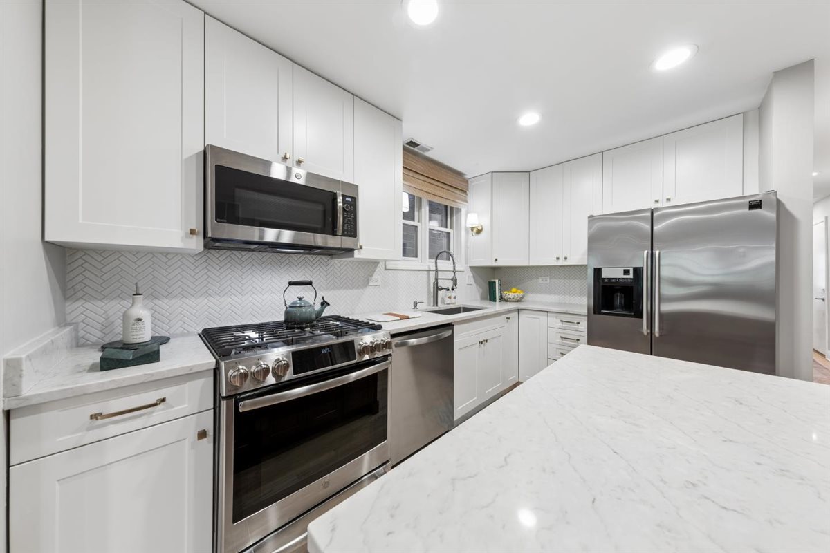 2555 N Southport Avenue Unit: 3