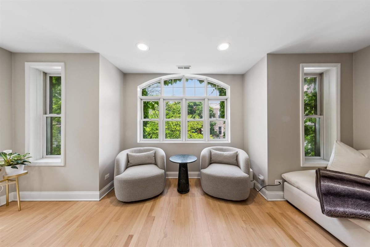 2555 N Southport Avenue Unit: 3