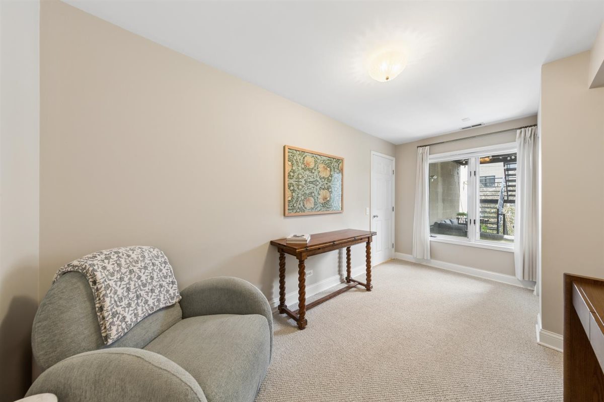 2555 N Southport Avenue Unit: 3