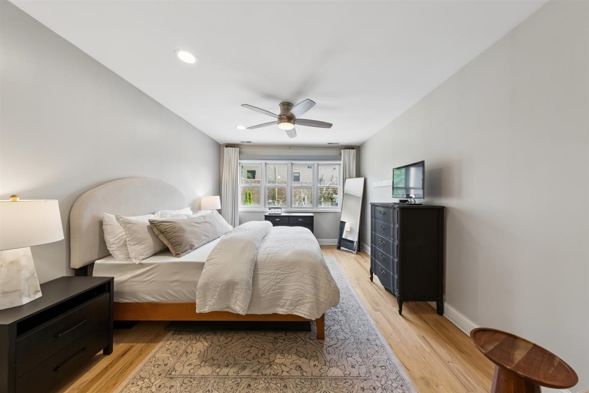 2555 N Southport Avenue Unit: 3