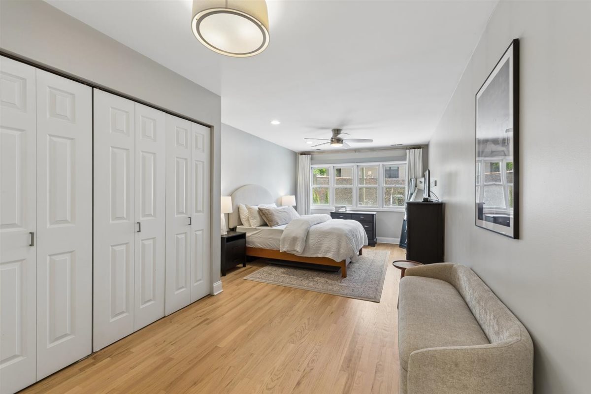2555 N Southport Avenue Unit: 3