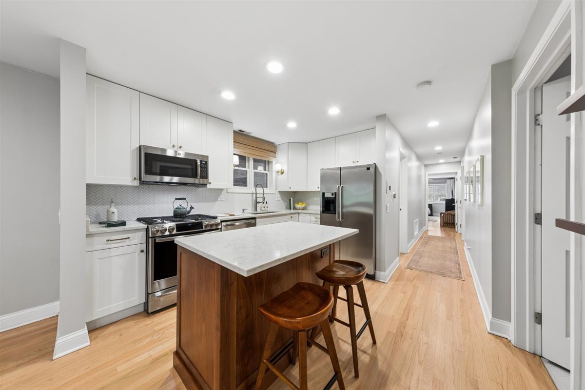 2555 N Southport Avenue Unit: 3