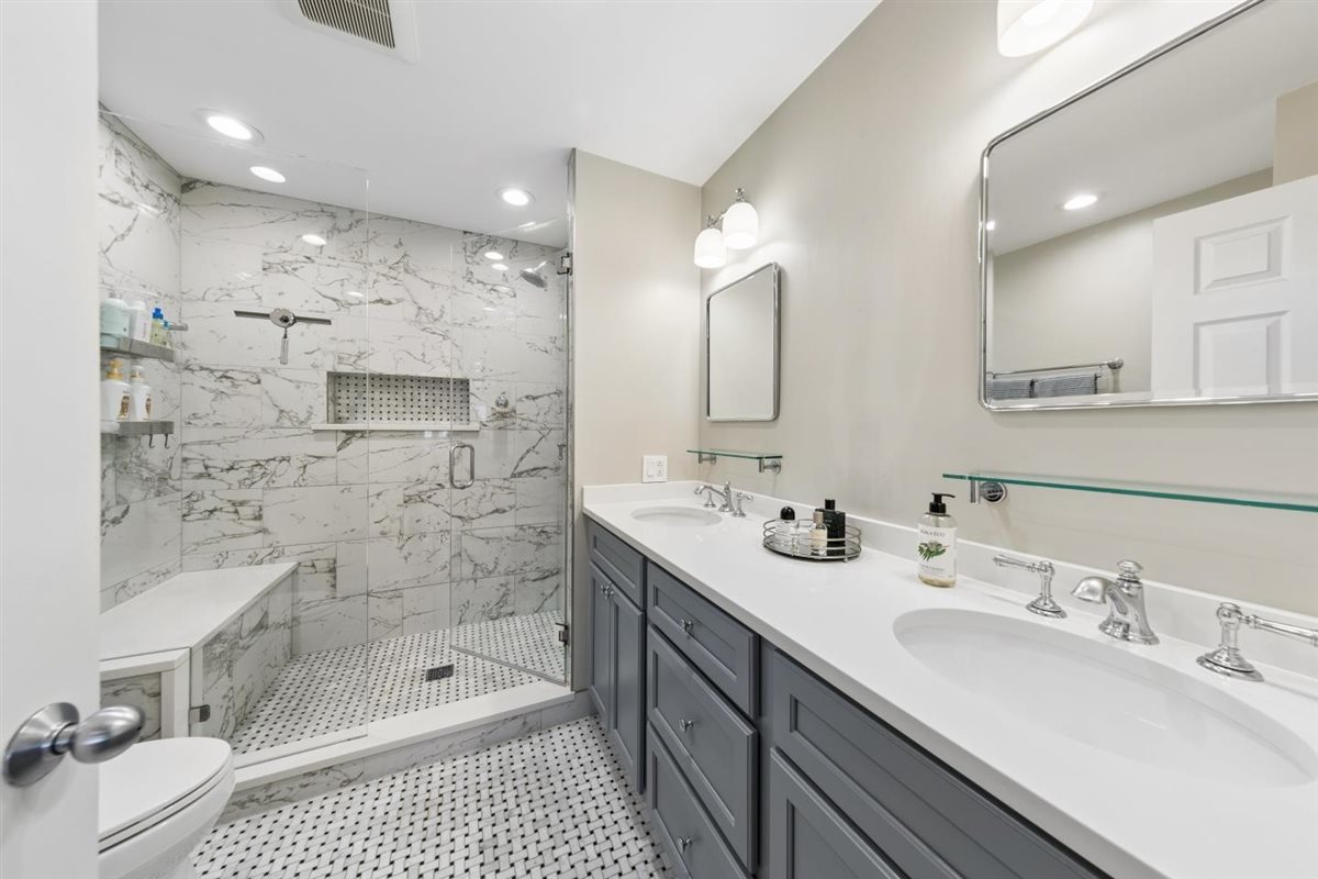 2555 N Southport Avenue Unit: 3