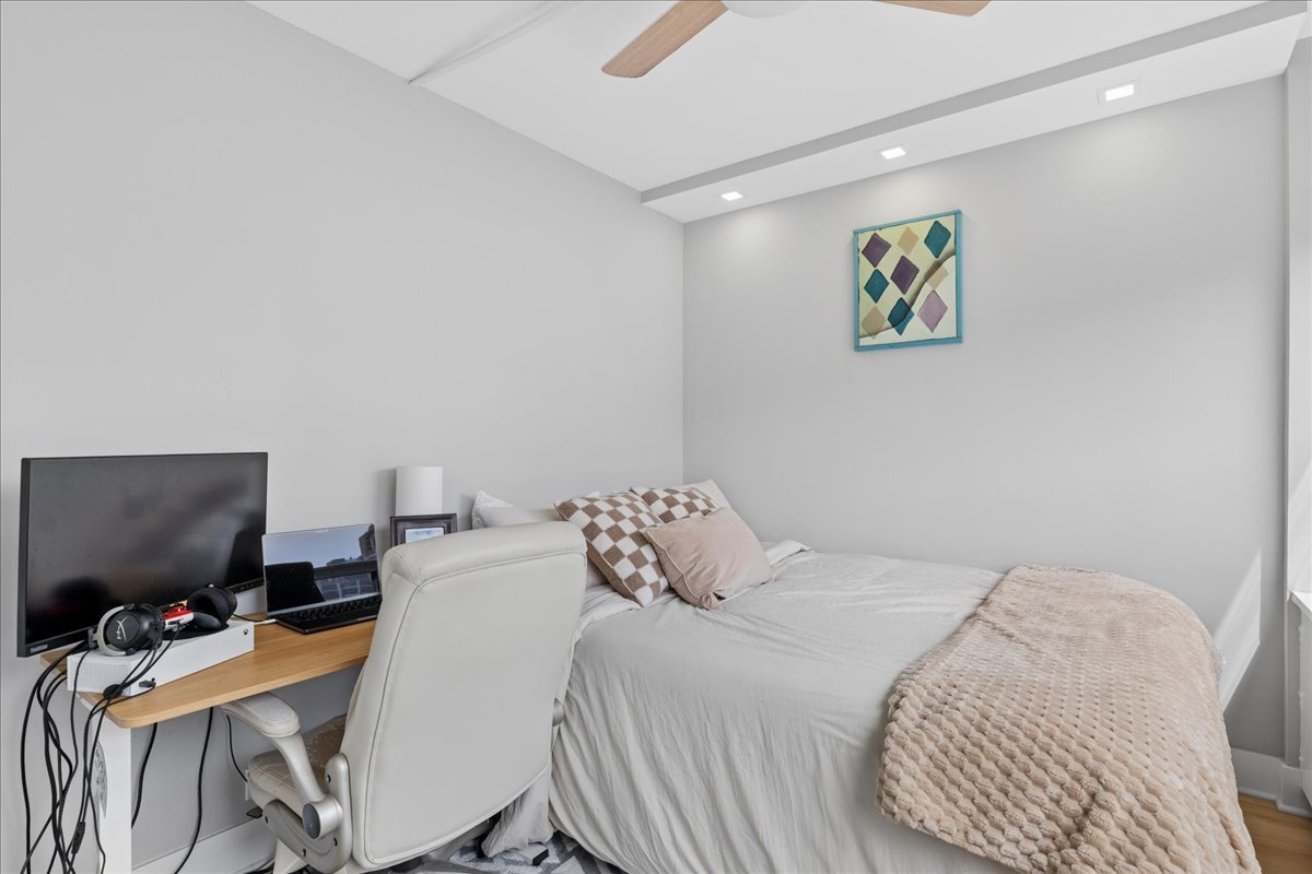 1355 N Sandburg Terrace Unit: 706D