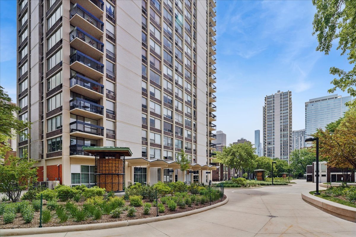 1355 N Sandburg Terrace Unit: 706D
