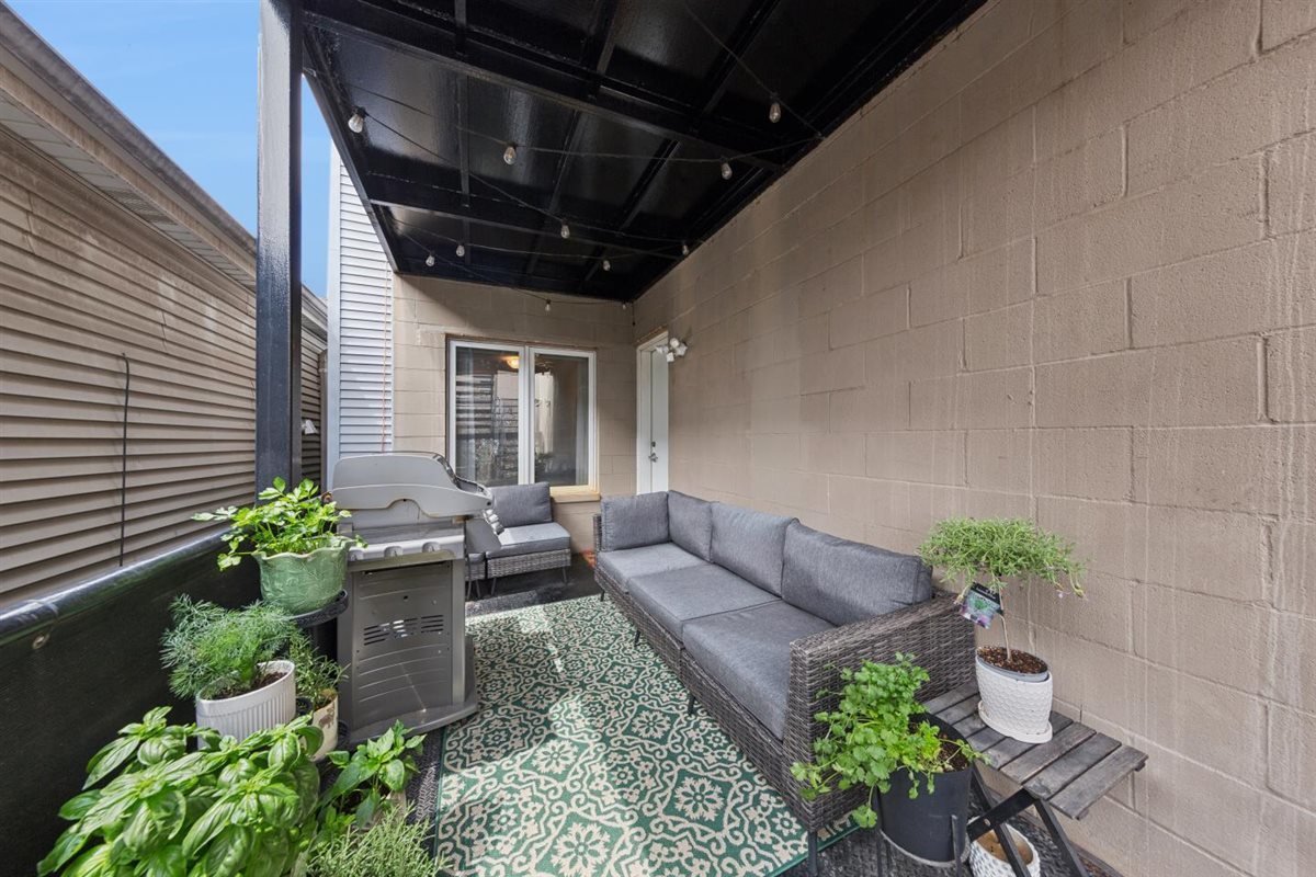 2555 N Southport Avenue Unit: 3