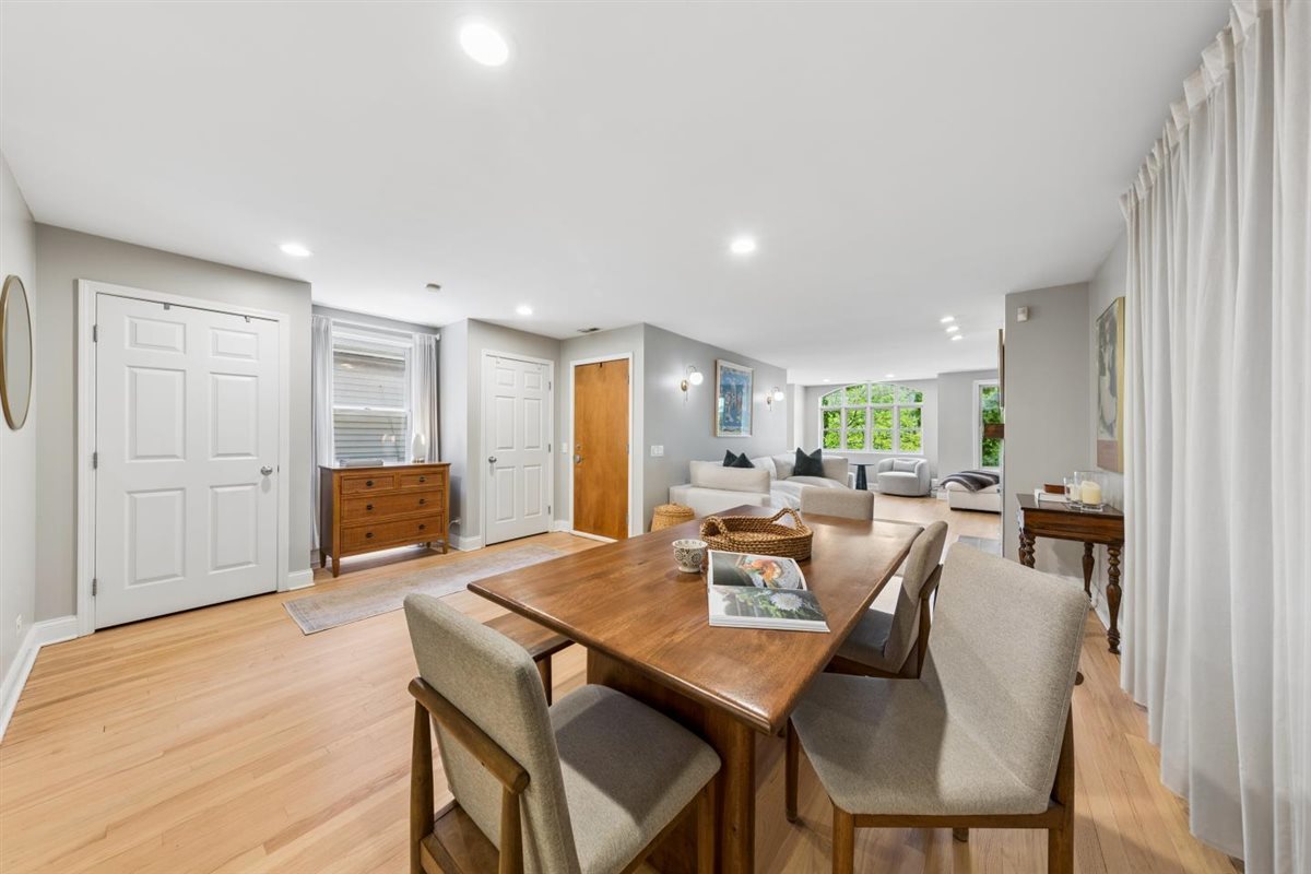 2555 N Southport Avenue Unit: 3