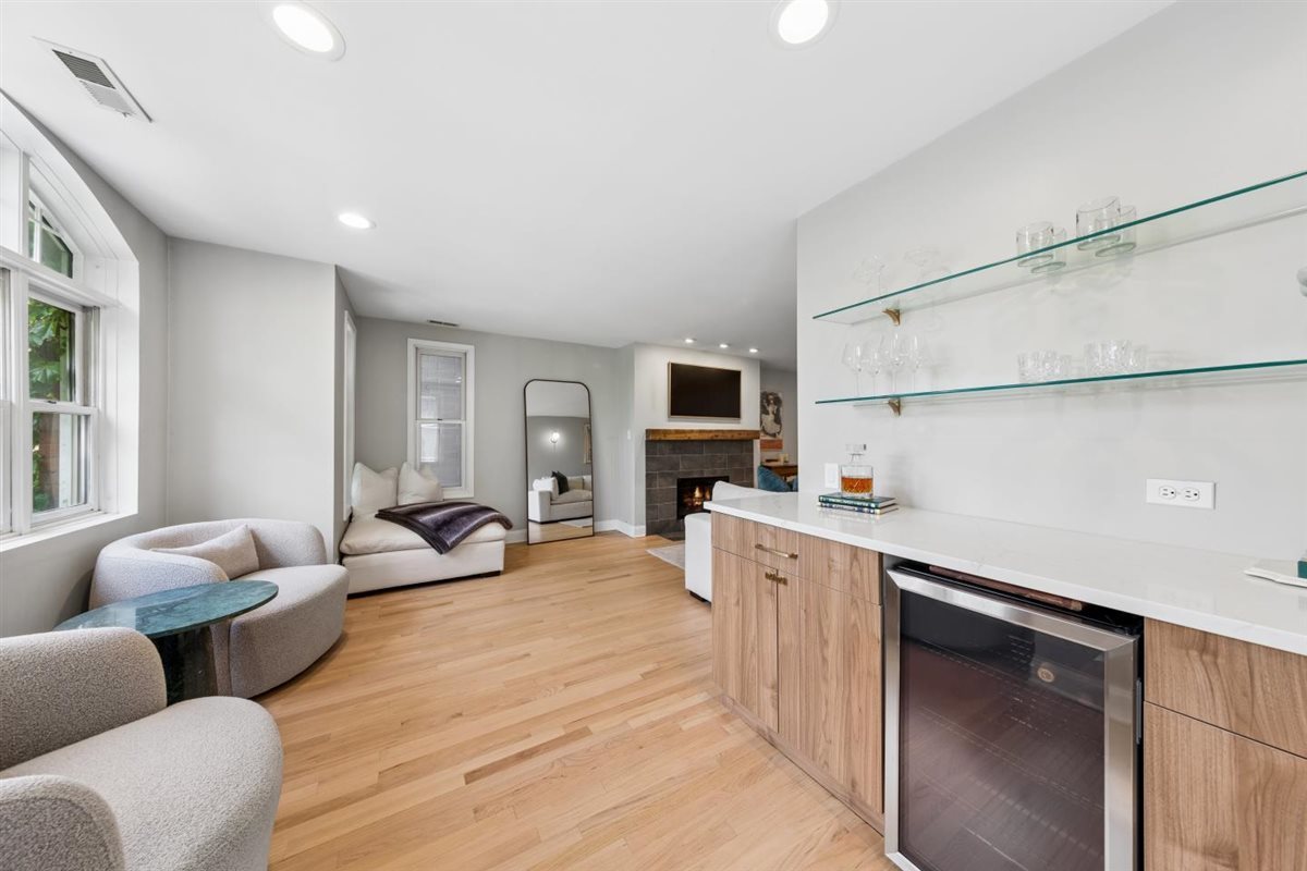 2555 N Southport Avenue Unit: 3