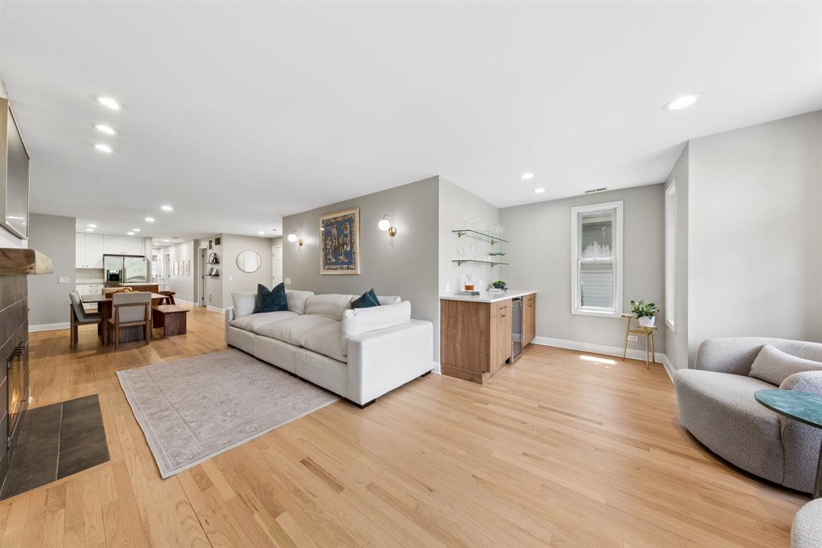 2555 N Southport Avenue Unit: 3