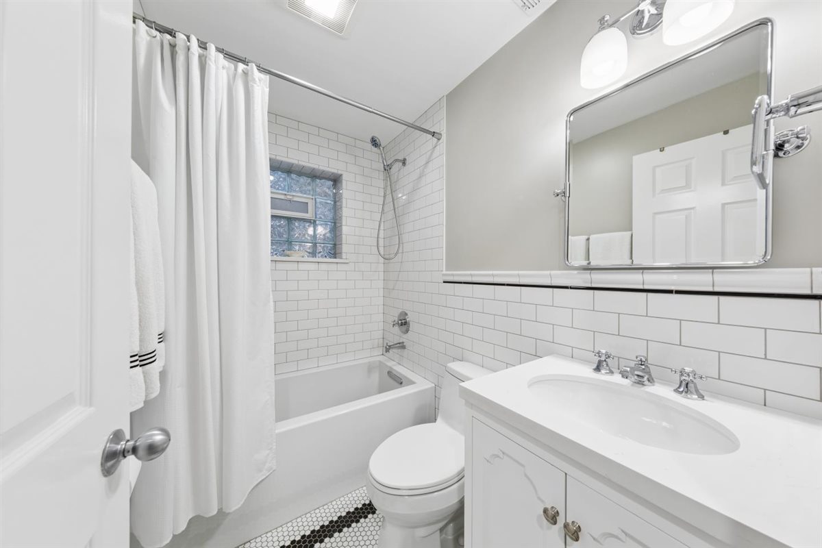 2555 N Southport Avenue Unit: 3