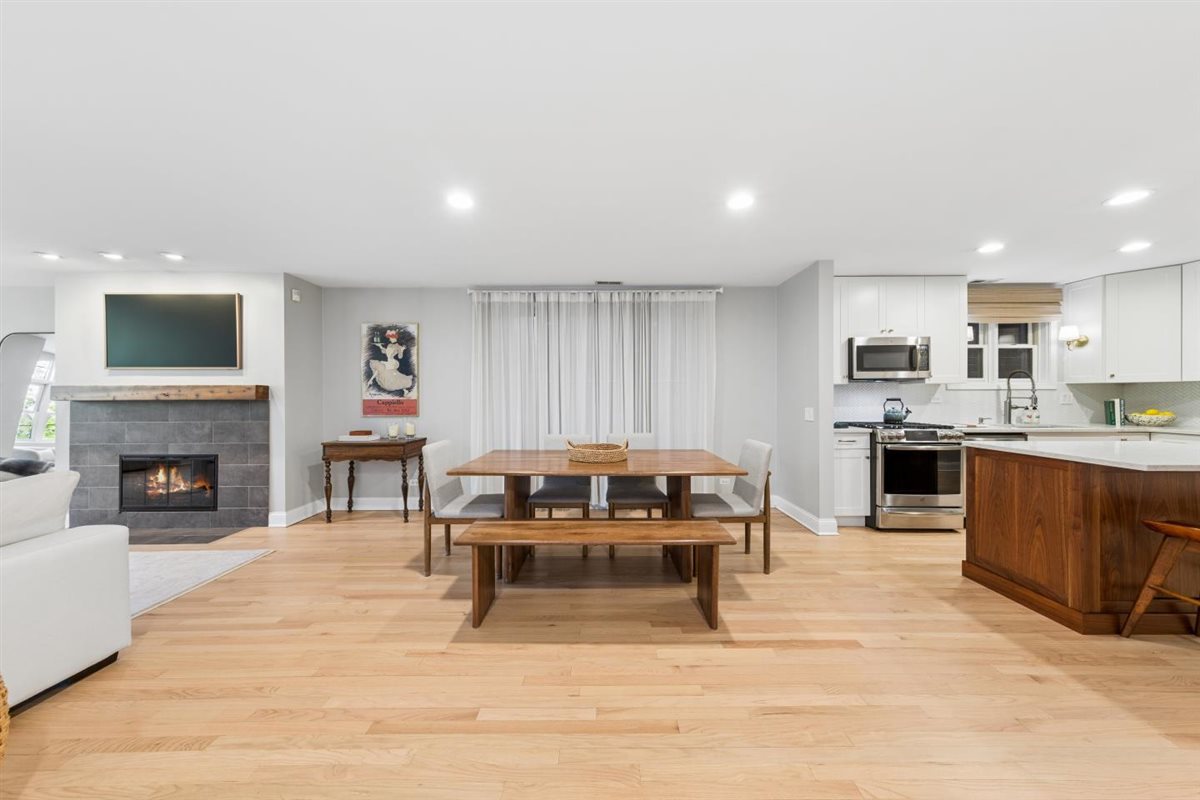 2555 N Southport Avenue Unit: 3