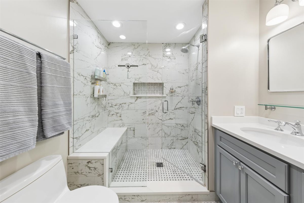2555 N Southport Avenue Unit: 3